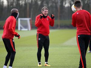 Schweinsteiger Masih Nantikan Kesempatan Main di MU Schweinsteiger Masih Nantikan Kesempatan Main di MU