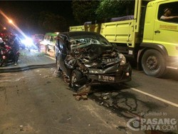Minibus Tabrak Truk di Dekat Kantor Pemda Tangsel Sabtu Dini Hari