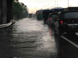Ada Genangan di KM 15 Tol Bekasi, Lalin Macet 9 Km ke Arah Jakarta