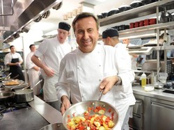 Ada Kawat Besi dalam Makanan, Chef Daniel Boulud Dituntut 16.5 Miliar Rupiah