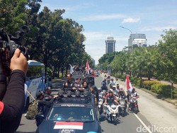Doa Pendukung Agus-Sylvi Saat Pawai Berhenti di Depan Balai Kota