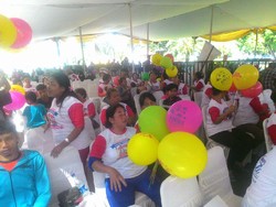 Ibu-ibu Ini Pakai Kaos Agus-Sylvi, Tapi Pegang Balon Anies