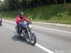 Wus!! Ngebut dengan Motor Retro Honda CB1100 di Jalan Tol Malaysia