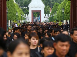 80 Ribu Warga Thailand Beri Penghormatan Langsung pada Jenazah Raja Bhumibol