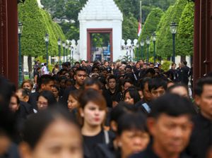 80 Ribu Warga Thailand Beri Penghormatan Langsung pada Jenazah Raja Bhumibol 80 Ribu Warga Thailand Beri Penghormatan Langsung pada Jenazah Raja Bhumibol