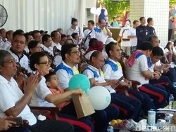 Peringati Hari Oeang, Sri Mulyani Senam Pagi Hingga Main Voli di Kemenkeu