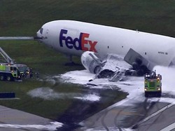 Pesawat Kargo Milik FedEx Terbakar di Florida, Tak Ada Korban Luka
