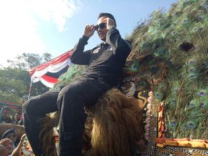 Tiba di Monas, Agus Yudhoyono Naik Reog dan Sylviana Gandeng 4 Cucu