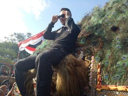 Tiba di Monas, Agus Yudhoyono Naik Reog dan Sylviana Gandeng 4 Cucu