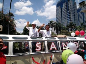 Dikawal Puluhan Vespa, Anies-Sandiaga Bergaya di Atas VW Kombi