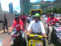 Sampai Bundaran HI, Anies Baswedan Pindah Naik Vespa Antik