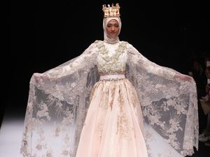 Padu Padan Baju Hijab Pastel Ala Anniesa Hasibuan di JFW 2017