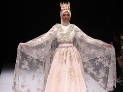 Padu Padan Baju Hijab Pastel Ala Anniesa Hasibuan di JFW 2017