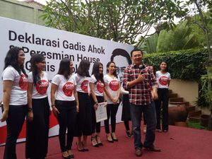 Ketika Ahok Tebar Senyum saat Dikelilingi Gadis-gadis Cantik