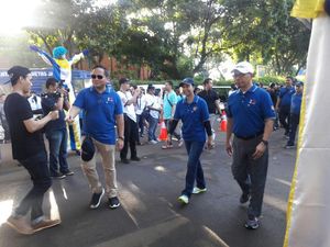 Rini Soemarno Jadi Sasaran Selfie di HUT 18 Bank Mandiri