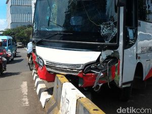Ini Penyebab Tabrakan Beruntun 8 Kendaraan di Perempatan Trakindo Cilandak