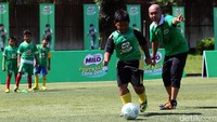 Milo Football Clinic Day memberikan pelatihan keterampilan teknik dasar bermain sepak bola seperti dribbling, passing, shooting, controlling, turning, dan keeping.
