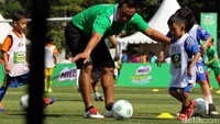 Selain Kurniawan, ada juga nama-nama seperti Zaenal Abidin, Charis Yulianto, Indrianto Nugroho, Ilham Romadhona, Supriyono, dan Gendut Doni.
