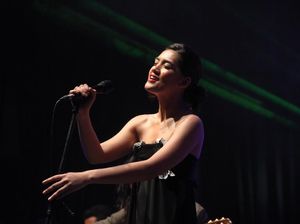 Dua Karya Baru Monita Tahalea yang Reflektif dan Puitis Dua Karya Baru Monita Tahalea yang Reflektif dan Puitis