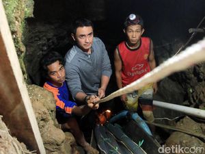 Lihat Evakuasi, Gubernur Zumi Zola Masuk ke Lubang Tambang yang Longsor