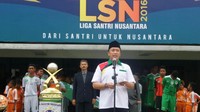 Dalam sambutannya Menpora Imam Nahrawi mengatakan bahwa Kemenpora terus melakukan pembinaan sepakbola secara berjenjang, dari liga pelajar, liga santri, sampai mahasiswa. Saya yakin akan muncul atlet-atlet potensial berbakat dari pesantren yang bisa membawa harkat dan martabat bangsa Indonesia di tahun mendatang, ujar dia. [Foto: dok. Humas Kemenpora]