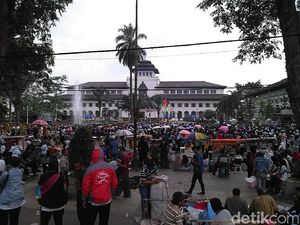Ribuan Tenaga Honorer Geruduk Gedung Sate Tuntut Kenaikan Gaji Setara UMK Ribuan Tenaga Honorer Geruduk Gedung Sate Tuntut Kenaikan Gaji Setara UMK