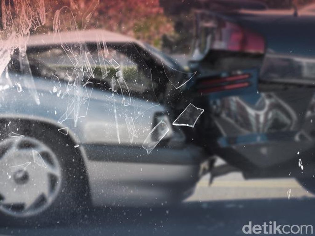 Mobil BMW Seruduk Alphard di Senopati Jaksel, 1 Orang Terluka