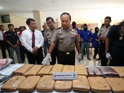 Polda Kalbar Tangkap 6 Tersangka Penyelundupan Sabu dan Ganja