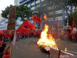Usai Bakar Ogoh-ogoh Tikus, Demo Buruh di Medan Merdeka Membubarkan Diri