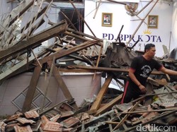Gedung BPR Kota Kediri Runtuh, 2 Karyawan Terluka