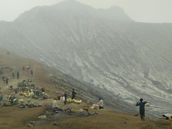 Kisah Perjuangan Penambang Belerang di Balik Pesona Kawah Ijen