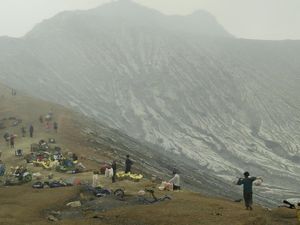 Penambang Belerang yang Tewas di Kawah Ijen Alami Luka Bakar 90% Penambang Belerang yang Tewas di Kawah Ijen Alami Luka Bakar 90%