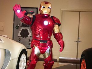 Kostum Halloween: Mayweather Jadi Superhero Kaya, Bouchard Tampil Seksi