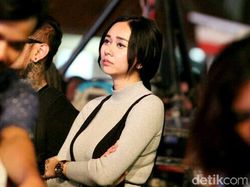 Sering Jalan Bareng, Aura Kasih dan Glenn Fredly Balikan?