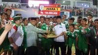 PP Nur Iman (Sleman) jadi juara setelah mengalahkan PP Walisongo (Sragen) lewat adu tendangan penalti. Mereka pun berhak mengantongi hadiah uang sebesar Rp 150 juta. Final Liga Santri Nusantara 2016 menjadi lebih semarak karena turut dimeriahkan oleh band Slank. [Foto: dok. Humas Kemenpora]