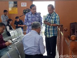Politikus Senior Partai Golkar Akbar Tandjung Hadiri Sidang Irman Gusman