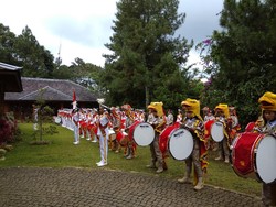 Lagu Indonesia Raya Berkumandang Saat Prabowo Sambut Jokowi di Hambalang