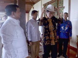 Kenakan Topi Pemberian Prabowo, Jokowi: Keren Juga Ya