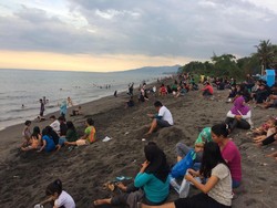 Pantai Gading di Lombok yang Populer, Tapi Banyak Sampah