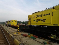 Begini Proses Evakuasi Kereta Anjlok di Subang Malam Tadi