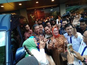 Saat SBY Diajak Musisi Jalanan Nyanyikan Lagu Dukungan untuk Agus