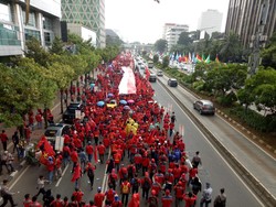 Massa Buruh Long March dari Bundaran HI ke Istana, Lalin Jl Thamrin Macet