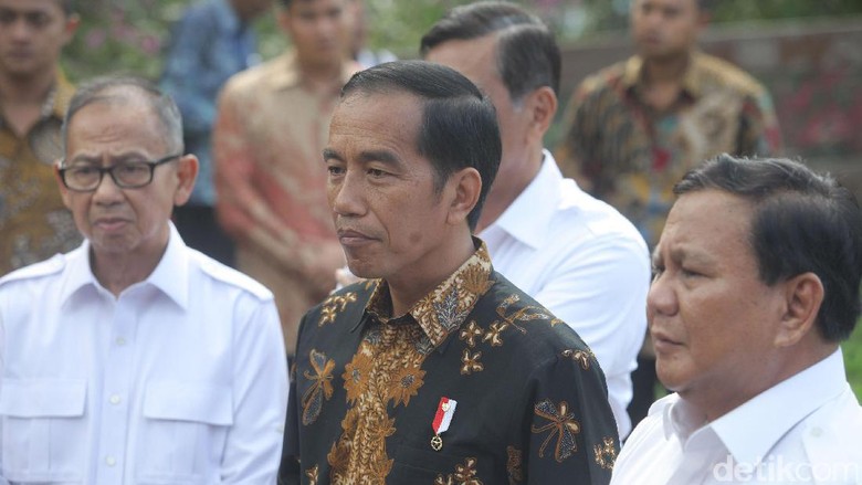 Aksi Jokowi dan Prabowo Naik Kuda