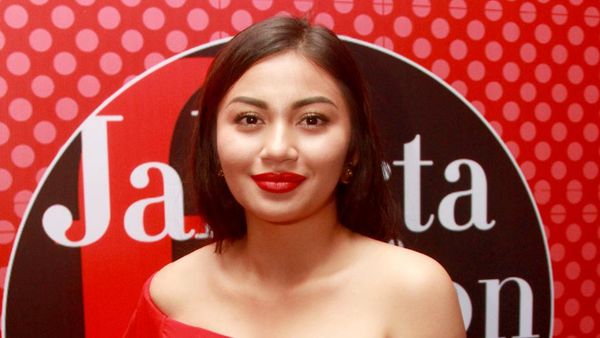Sexy in Red! Pesona Ariel Tatum dengan Dress Merah