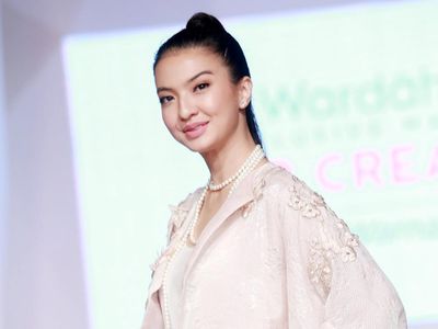Gaya Raline Shah dengan Rambut Cepol Atas