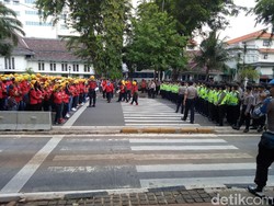 Ditahan Barisan Polwan, Massa Demo Buruh Tertahan di Jl Medan Merdeka Barat