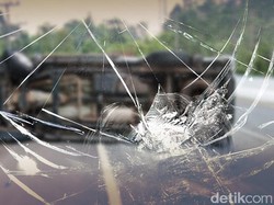 Mobil Boks Terbalik di Km 27 Tol Jagorawi Arah Jakarta gegara Pecah Ban