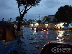 Diguyur Hujan Sejak Siang, Jalan Patra Kebon Jeruk Terendam Banjir 50 Cm