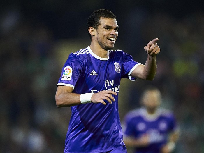 SEVILLE, SPAIN - OCTOBER 15:  Pepe  of Real Madrid CF celebrates after scoring during the match between Real Betis Balompie and Real Madrid CF as part of La Liga at Benito Villamrin stadium October 15, 2016 in Seville, Spain.  (Photo by Aitor Alcalde/Getty Images)