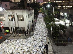 Aksi Heroik Seniman Spanyol Ubah Jalanan Macet dengan 10 Ribu Buku